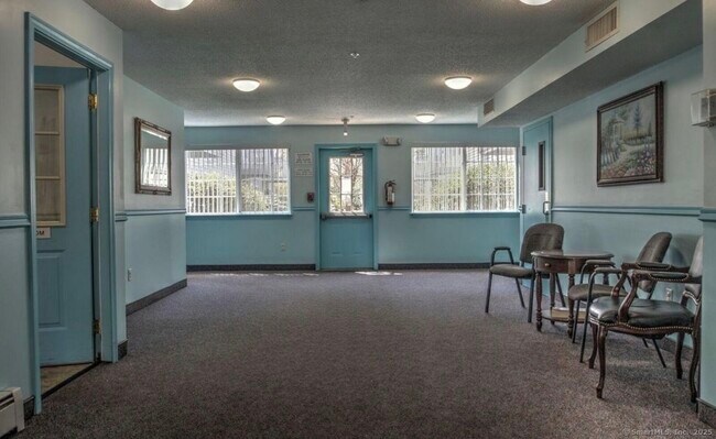 256 Peck Ln in Orange, CT - Building Photo - Building Photo