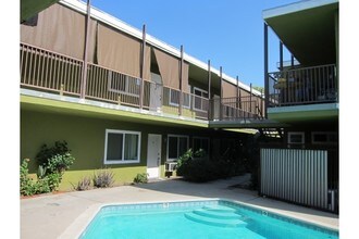 Glen Rock Apartments in Glendale, CA - Foto de edificio - Building Photo