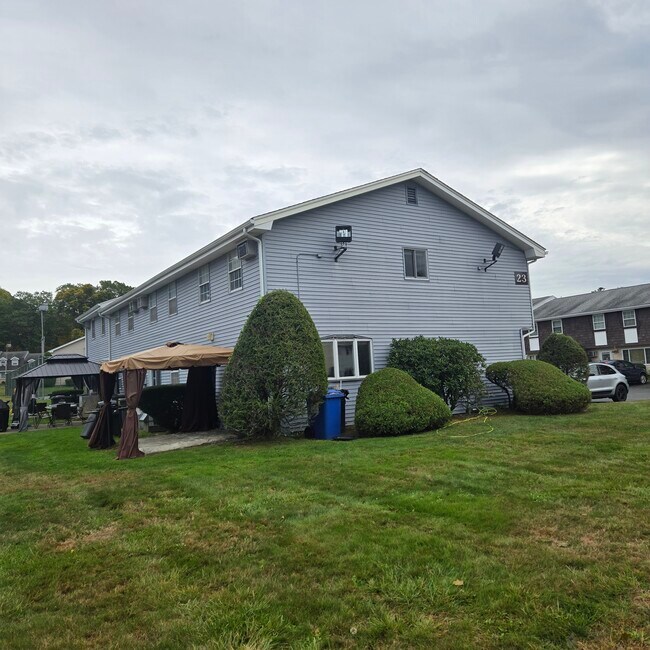 945 Riverside Dr in Methuen, MA - Building Photo - Building Photo