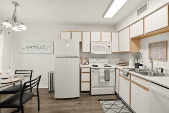Villa Reanna Apartments in Tallahassee, FL - Building Photo - Building Photo