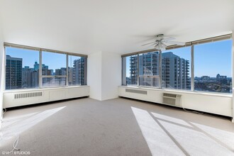 70 W Burton Pl in Chicago, IL - Building Photo - Building Photo