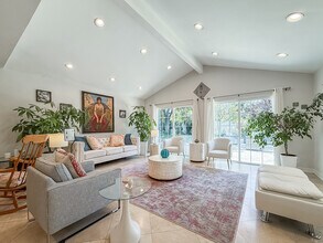 24017 Sylvan St in Woodland Hills, CA - Building Photo - Building Photo