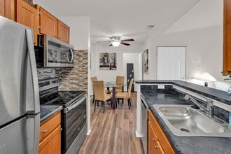Village of Canton Apartments in Canton, MI - Foto de edificio - Building Photo