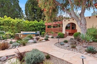 910 San Dieguito Dr in Encinitas, CA - Building Photo - Building Photo