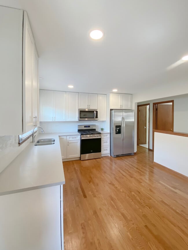 2242 Eastview Dr in Des Plaines, IL - Building Photo - Building Photo