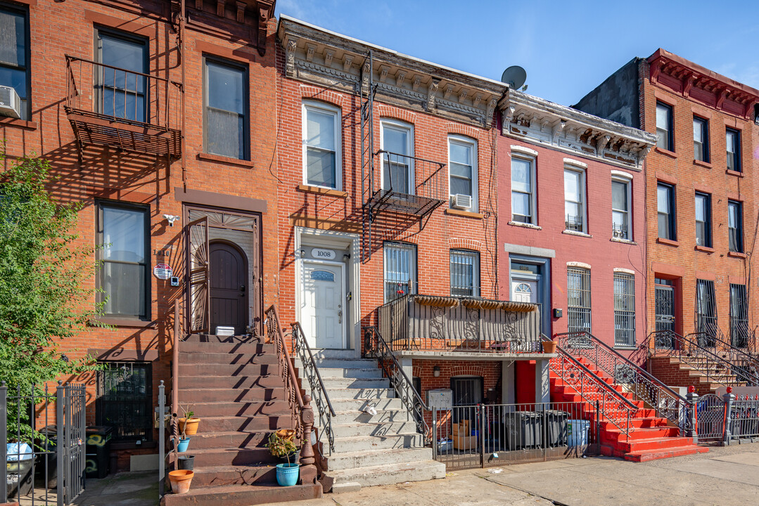 1008 Halsey St in Brooklyn, NY - Building Photo