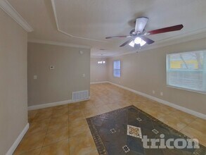 563 Robin Hill Cir in Brandon, FL - Building Photo - Building Photo