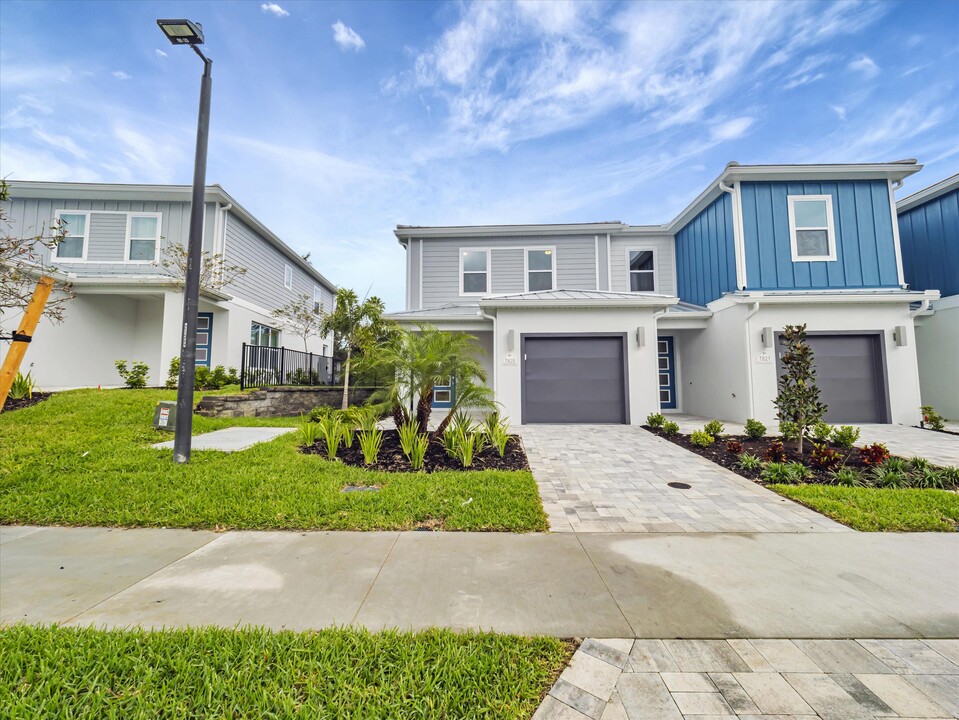 7825 Spectrum Dr in Kissimmee, FL - Building Photo