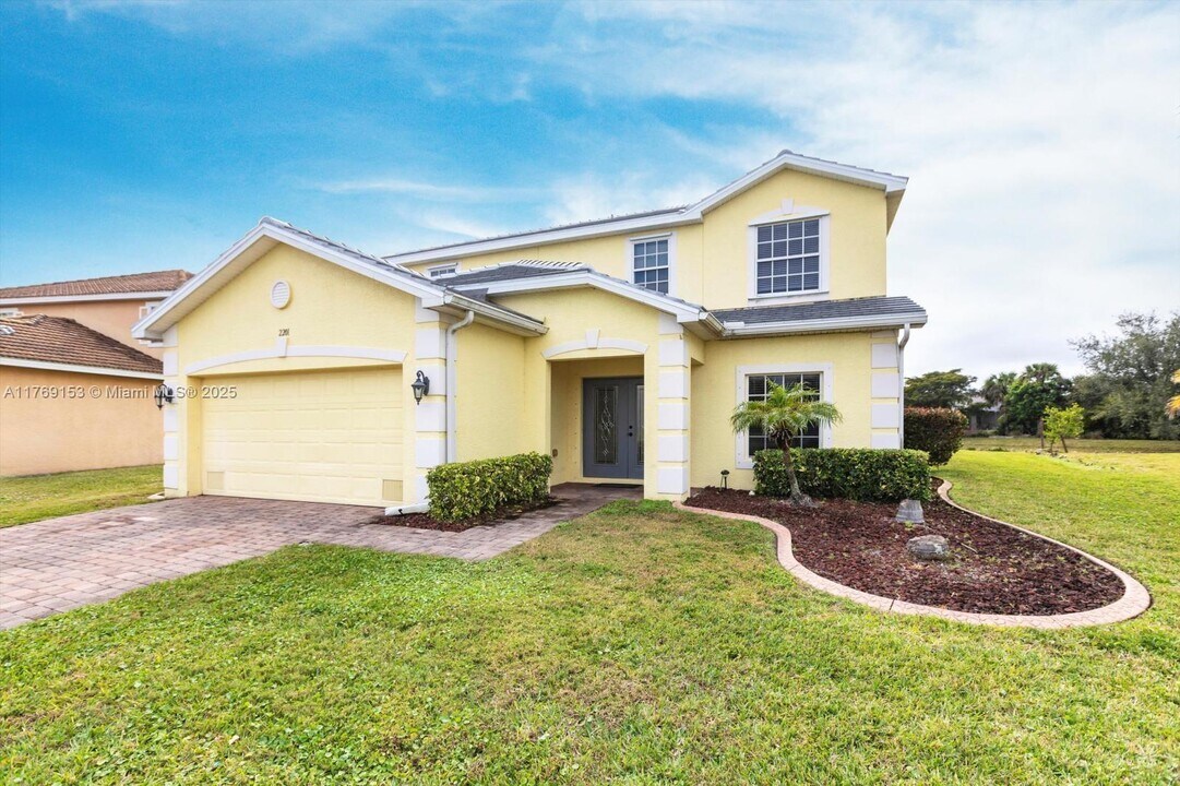 2201 Cape Heather Cir in Cape Coral, FL - Building Photo