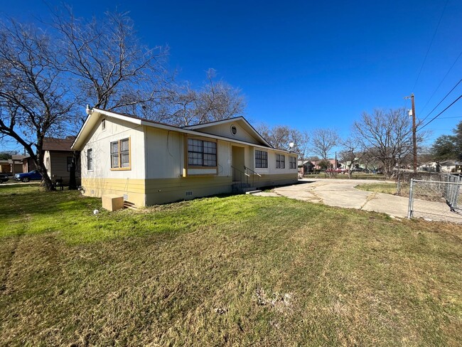 401 Riverdale Dr in San Antonio, TX - Building Photo - Building Photo