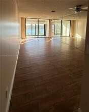 201 Lake Pointe Dr in Oakland Park, FL - Building Photo - Building Photo