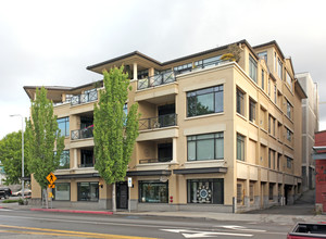 Tiara de Lago in Kirkland, WA - Building Photo - Building Photo