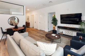 202 Mill Rd in Everett, MA - Building Photo - Building Photo