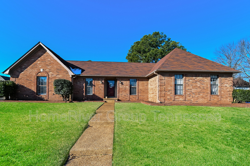 5443 Lake Village Dr in Memphis, TN - Building Photo