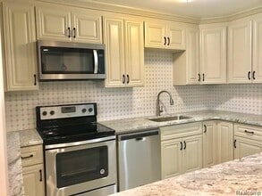 32013 W 12 Mile Rd in Farmington Hills, MI - Building Photo - Building Photo