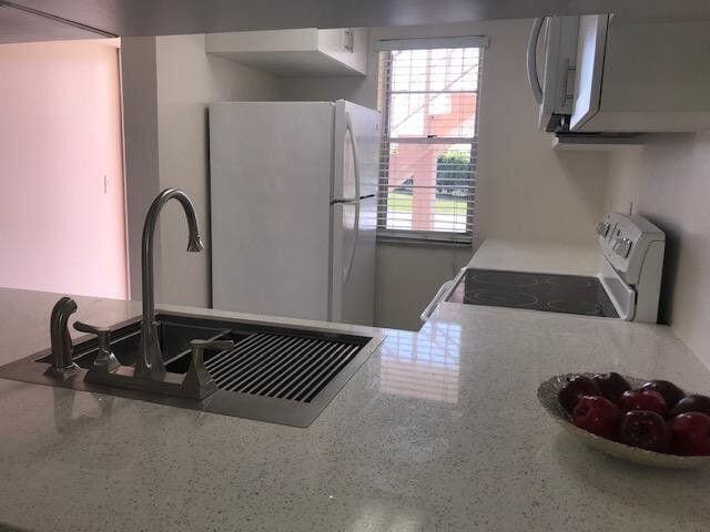 9929 Three Lakes Cir in Boca Raton, FL - Building Photo - Building Photo