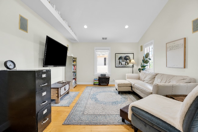 328 W Frontage Rd