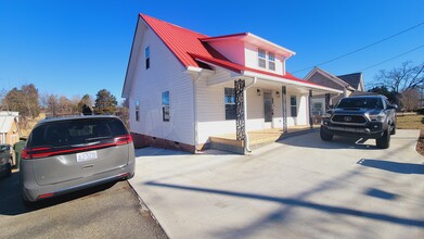 1012 Holly Grove Rd in Lexington, NC - Foto de edificio - Building Photo