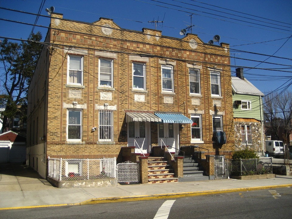 97-31 43rd Ave in Flushing, NY - Building Photo
