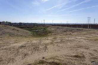 Brentwood Crossing in Bakersfield, CA - Building Photo - Building Photo