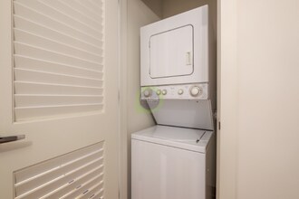 161 W Carroll Ave in Chicago, IL - Building Photo - Building Photo