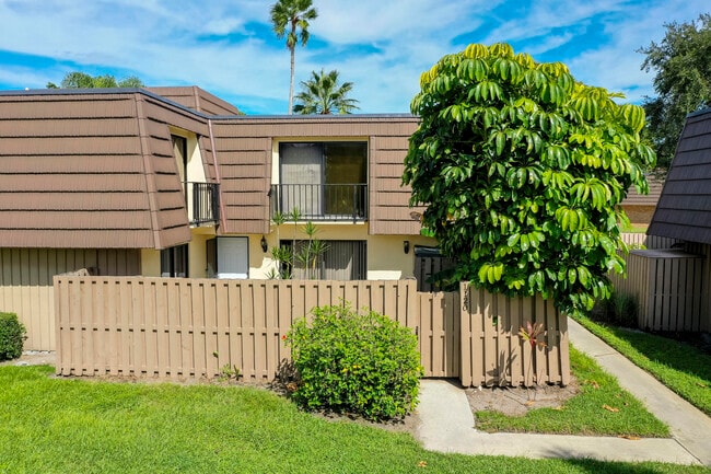 1120 11th Ct in Palm Beach Gardens, FL - Building Photo - Building Photo