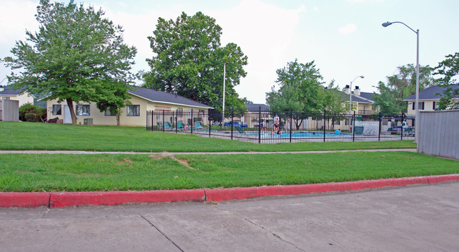 Park Lake Apartments in Fayetteville, AR - Building Photo - Building Photo