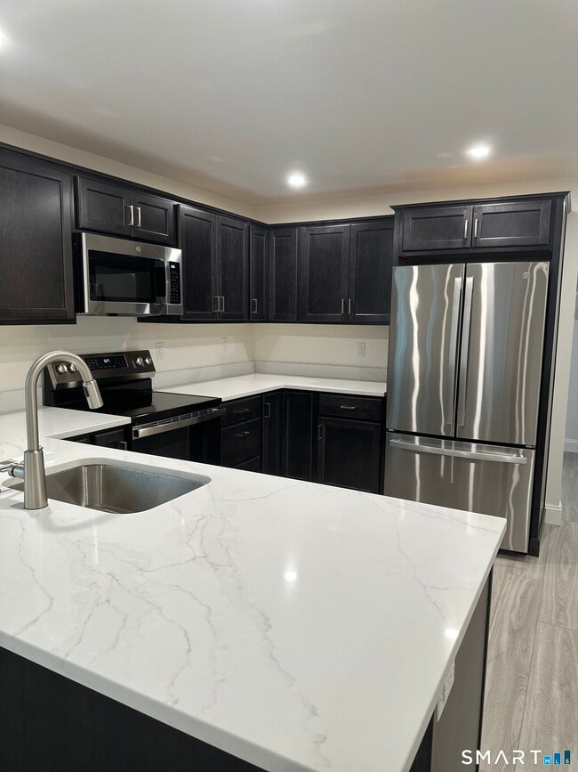 309 Flanders Rd in East Lyme, CT - Building Photo - Building Photo