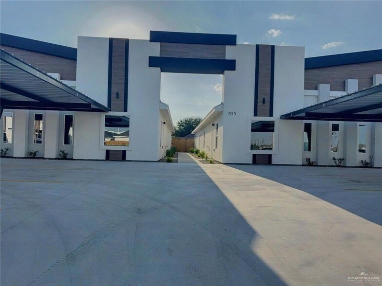 705 N Emerald Ave, Unit 3 in Edinburg, TX - Foto de edificio