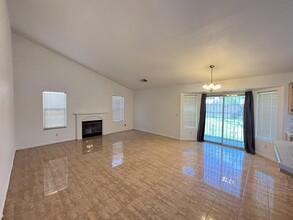 5526 W Acacia Ave in Fresno, CA - Building Photo - Building Photo