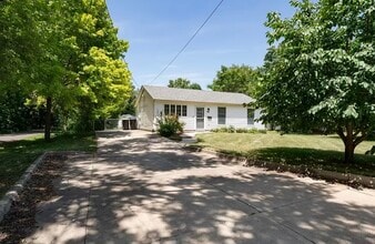 98 E Sycamore St in Normal, IL - Building Photo - Building Photo