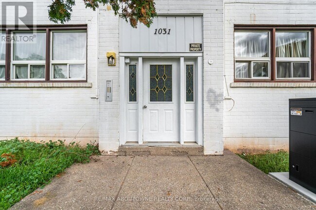 1031 Churchill Ave in Oakville, ON - Building Photo - Building Photo