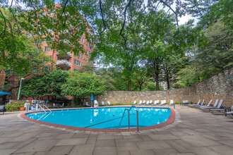 4000 Tunlaw Rd NW, Unit 1023 in Washington, DC - Building Photo - Building Photo