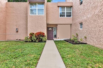 9410 Live Oak Pl in Davie, FL - Foto de edificio - Building Photo
