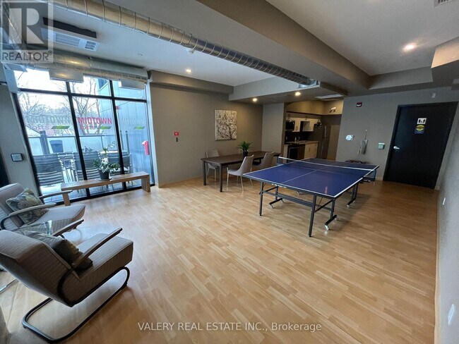 690 King St W in Kitchener, ON - Building Photo - Building Photo