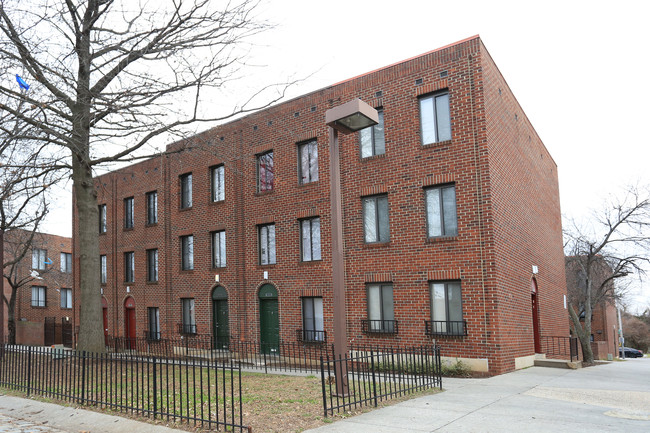 Upton Courts in Baltimore, MD - Foto de edificio - Building Photo