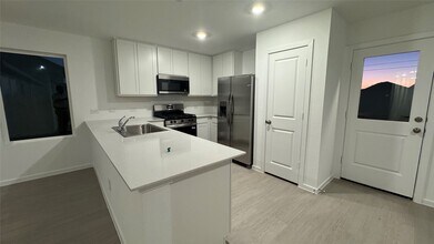 9343 Speckled Trout Dr in Baytown, TX - Building Photo - Building Photo