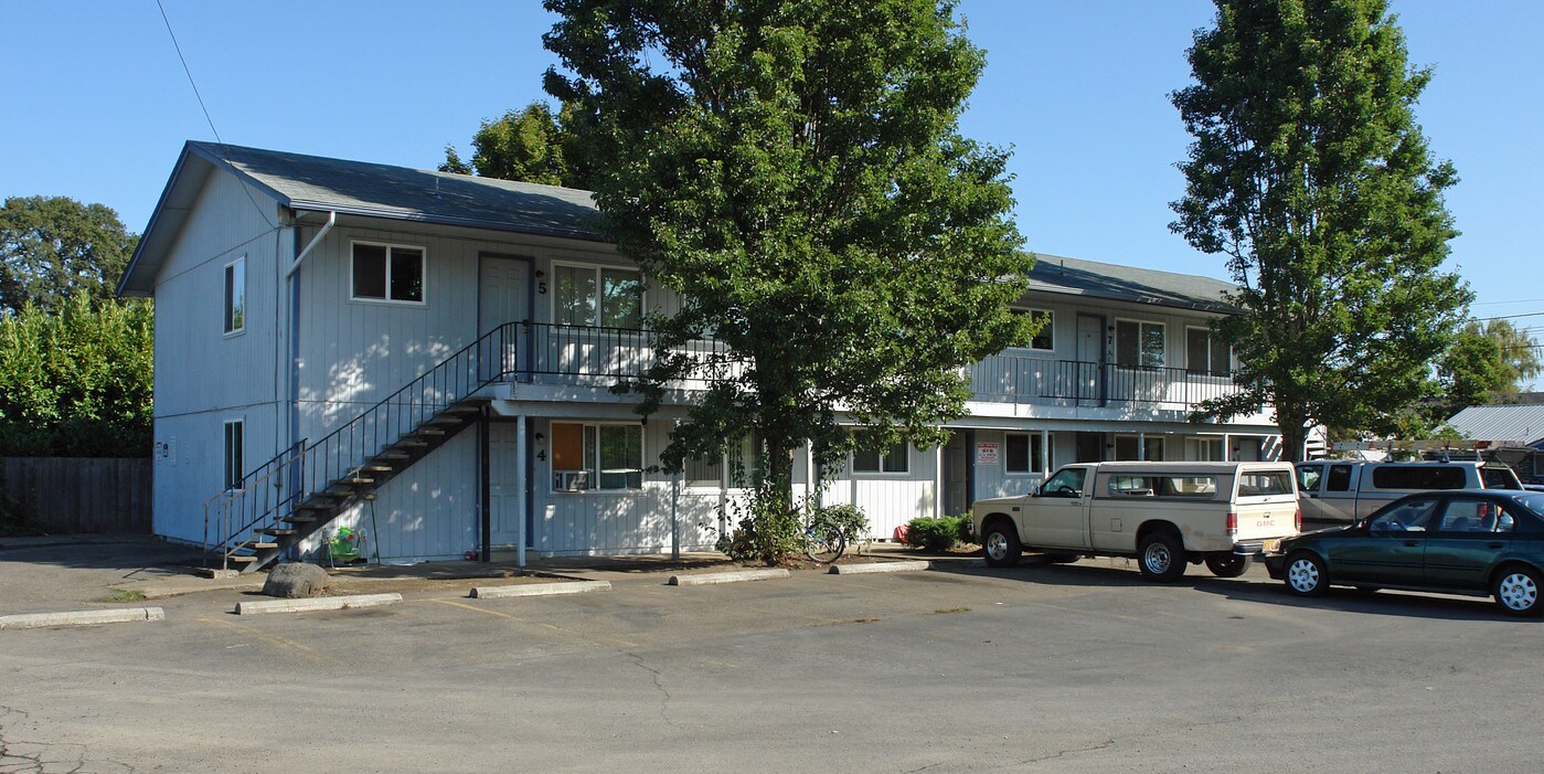 1811 4th St NE in Salem, OR - Building Photo