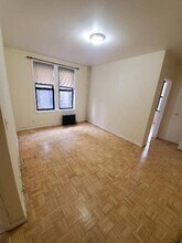 41-30 43rd St in Queens, NY - Foto de edificio - Building Photo