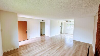 120 Lisa Ln in Costa Mesa, CA - Building Photo - Building Photo