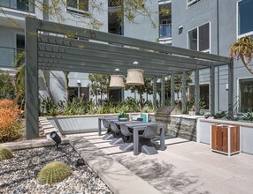 Rivair Apartment Homes in San Diego, CA - Foto de edificio - Building Photo