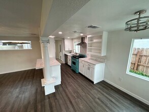 1525 W Orangeburg Ave in Modesto, CA - Building Photo - Building Photo