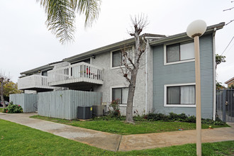 Canterbury Square Apartments in Garden Grove, CA - Building Photo - Building Photo