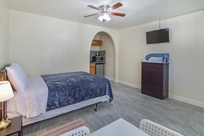 West Adams Studio Apartments in Los Angeles, CA - Foto de edificio - Building Photo