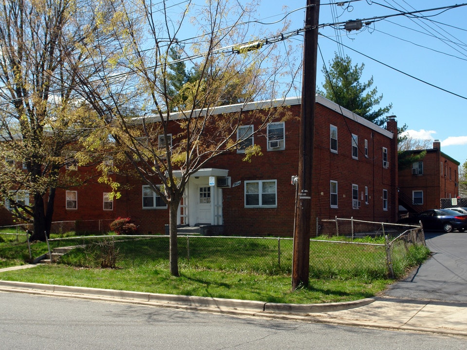 7804 Kennewick Ave in Takoma Park, MD - Building Photo