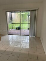 4527 Treehouse Ln in Tamarac, FL - Building Photo