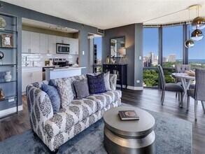 Eugenie Terrace on the Park in Chicago, IL - Building Photo - Building Photo