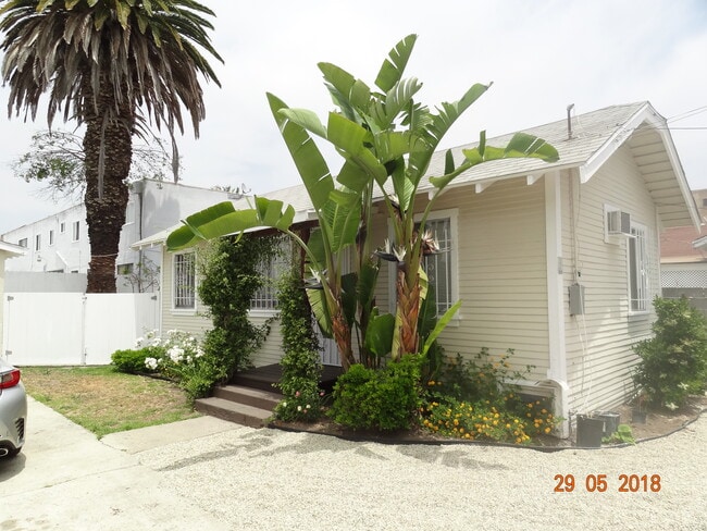 property at 623 W Queen St