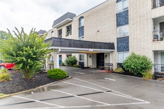 Gaslite Square Condominiums in Louisville, KY - Building Photo - Building Photo