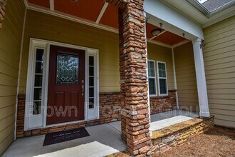 10 Spring Pond Ln in Spring Lake, NC - Building Photo - Building Photo